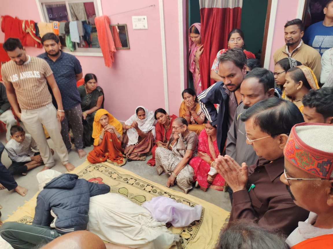 कुम्भ सड़क हादसे के मृतकों के निवास पहुंच कर उद्योग मंत्री ने दी श्रद्धांजलि,