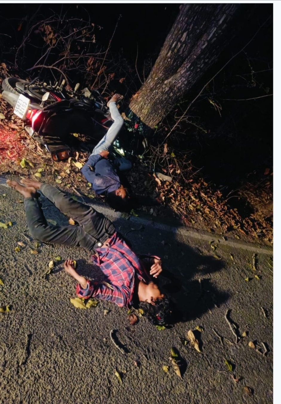 बीती रात परसा खोला मुख्य मार्ग में बाइक अनियंत्रित होकर पेड़ से जा टकराई एक की मौत दूसरा गंभीर रूप से घायल