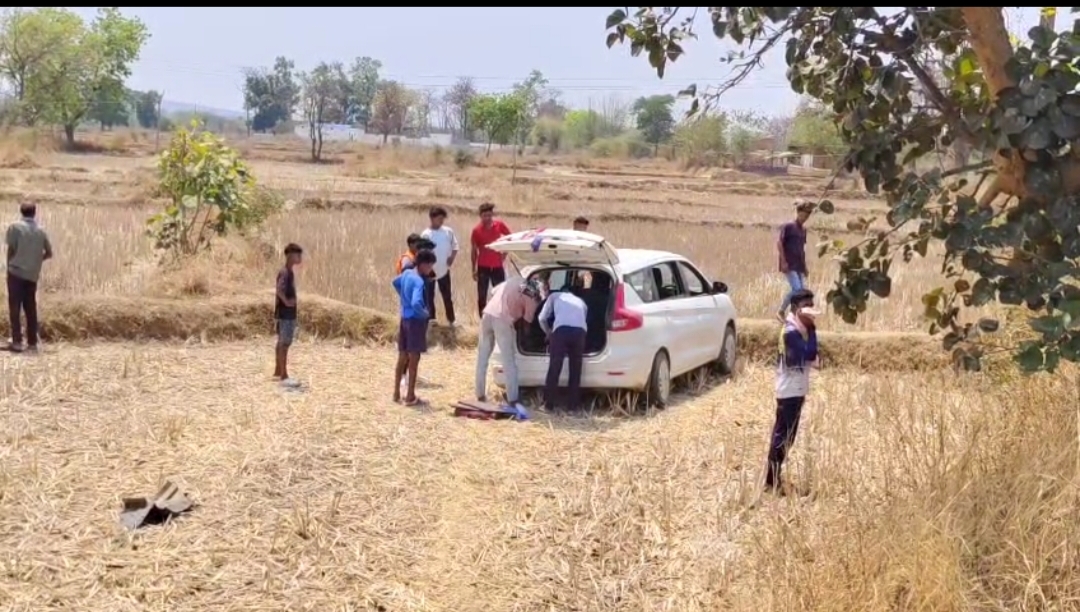 रायगढ़ से कोरबा की ओर वापस लौटते वक्त बाराती से भरी कार बिजली से खंभे को टक्कर मारते खेत पर जा पलटी