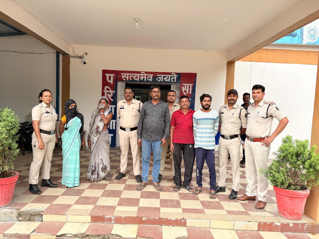 एक स्थायी वारंट व पांच गिरफ्तारी वारंटियों की गई