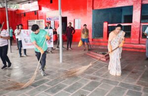 सर्वमंगला मंदिर परिसर में जूते पहन कर की गई साफ सफाई श्रद्धालुओं ने की कड़ी निंदा