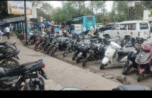 सीएसईबी चौकी क्षेत्र में अवैध पार्किंग से बिगड़ी व्यवस्था ट्रैफिक जाम और अफरा-तफरी से लोग परेशान