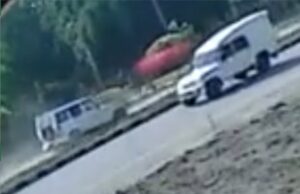 बोलेरो ने बाइक सवार को मारी जोरदार टक्कर — लाइव वीडियो आया सामने, मौके पर मचा हड़कंप