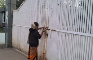 कोरबा: एसईसीएल की भूविस्थापित महिलाओं ने कर दी अंतिम लड़ाई की शुरुआत, कुसमुंडा कार्यालय के मुख्य द्वार पर जड़ा ताला
