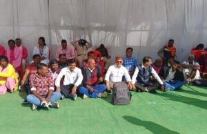 सीएम के कार्यक्रम में मीडिया की उपेक्षा, जमीन पर बैठकर कवरेज करने को मजबूर हुए पत्रकार